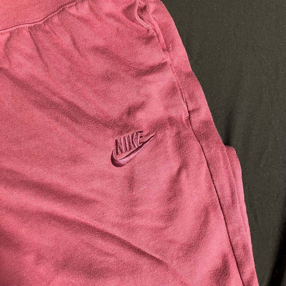 Nike Women's Sportswear Club Fleece Mid-Rise Shorts Pink Size Small - Picture 2 of 4